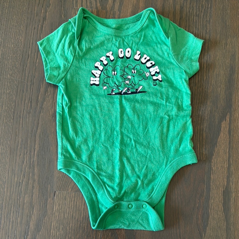 Old Navy Happy Go Lucky 🍀 Graphic Short-Sleeve
Bodysuit | 3-6 M